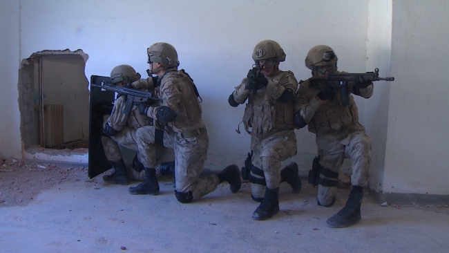 'Dağların erleri' zorlu görevlere Foça Jandarma Komando Okulu’nda hazırlanıyor